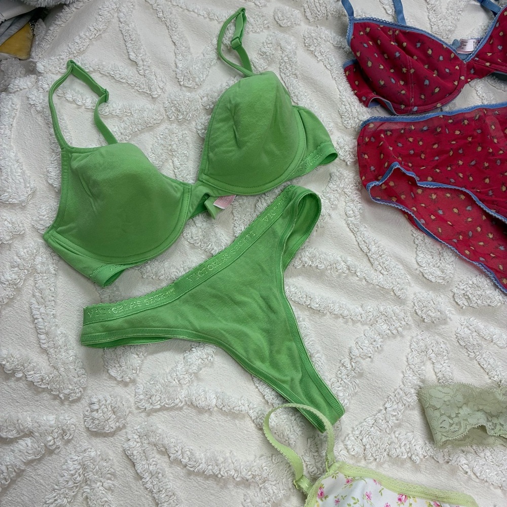 Victoria’s Secret bra and underwear bundle - Picture 3 of 8